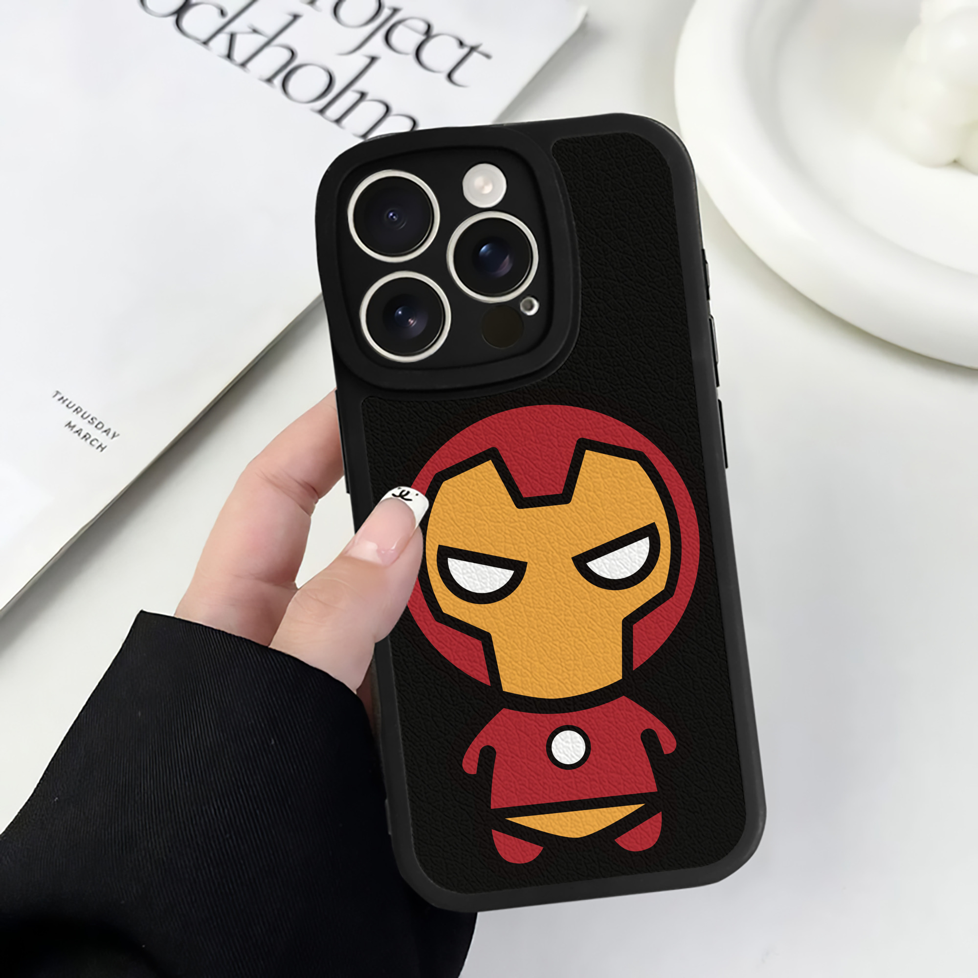 （画像用） アベンジャーズ The Avengers 【iPhone 16シリーズ対応】シリコンスマホケース（レザー調） 材質：シリコン